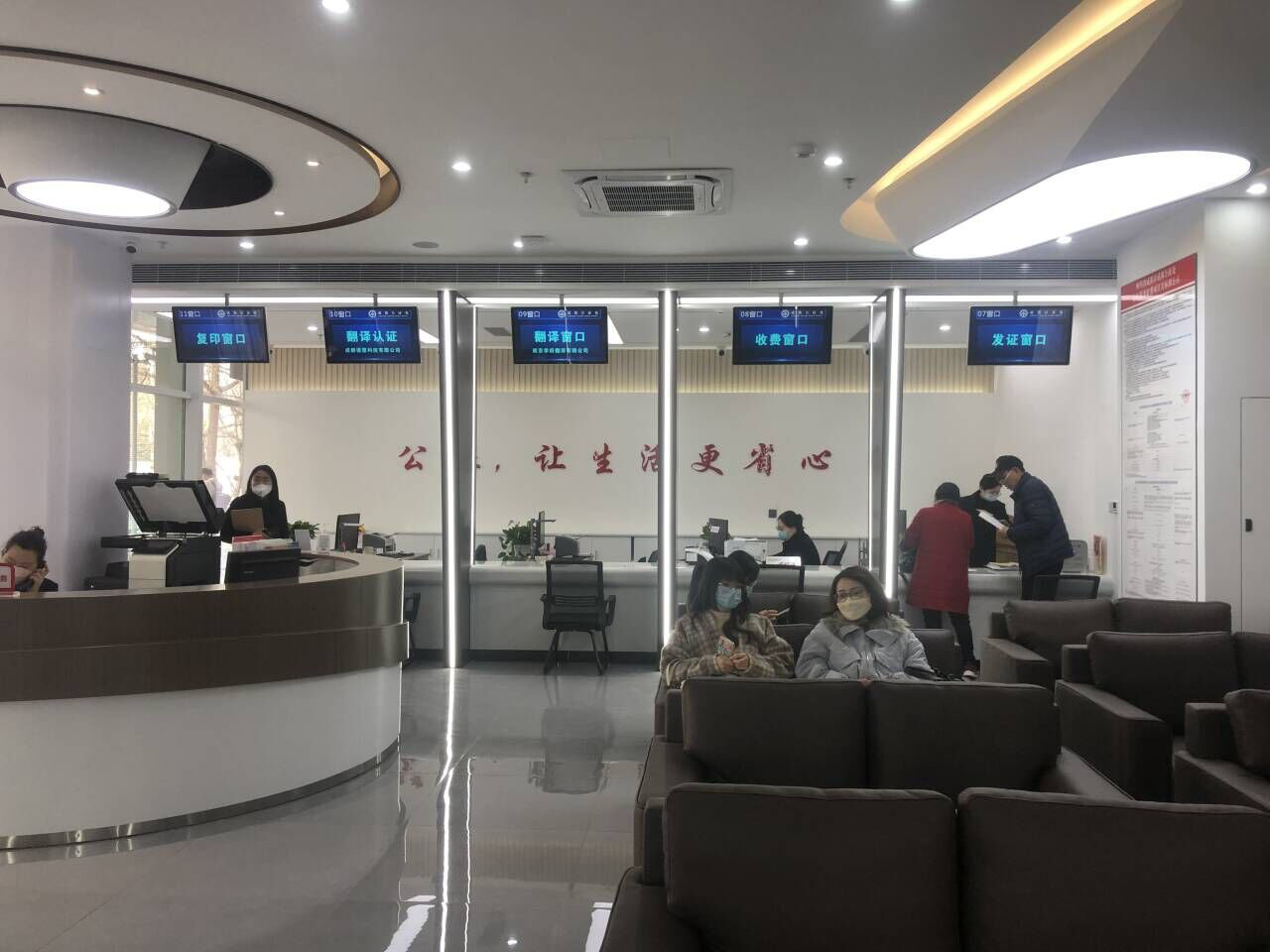 智能設(shè)備革新：智能排隊(duì)叫號(hào)機(jī)改變臟亂吵鬧的場所氛圍。效果圖