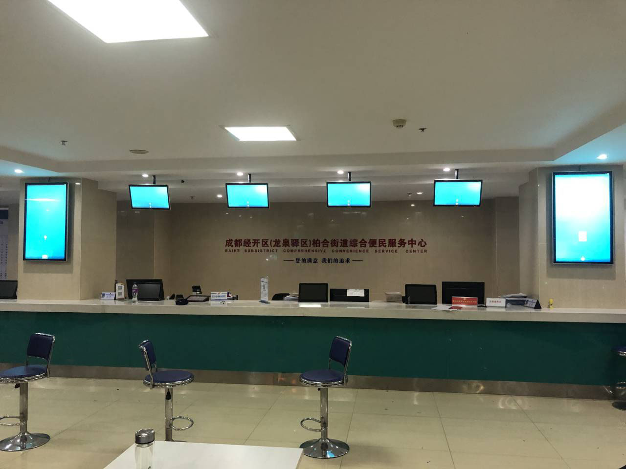 智能排隊(duì)機(jī)廠家?guī)憬颐刂腔鄞髲d排隊(duì)管理系統(tǒng)的黑科技。效果圖